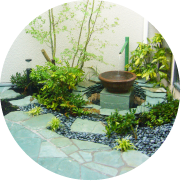 限られたスペースに雑木を使い化粧砂利と自然石で演出した和風モダンの坪庭